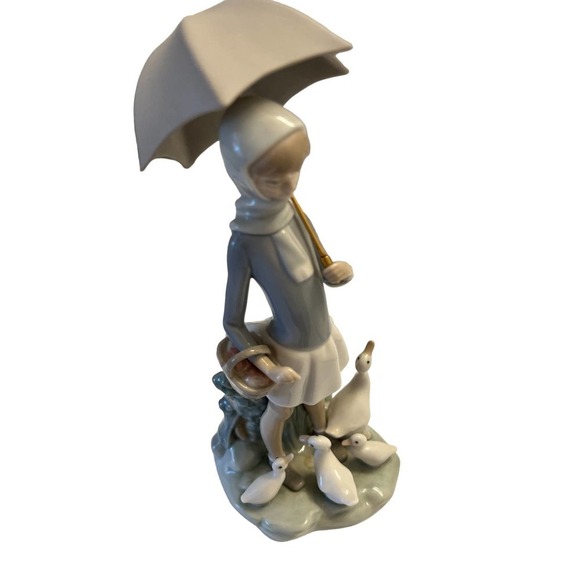 Lladro - Retired Girl with Umbrella & Geese, Dated‎ 1977 - Picture 3 of 7